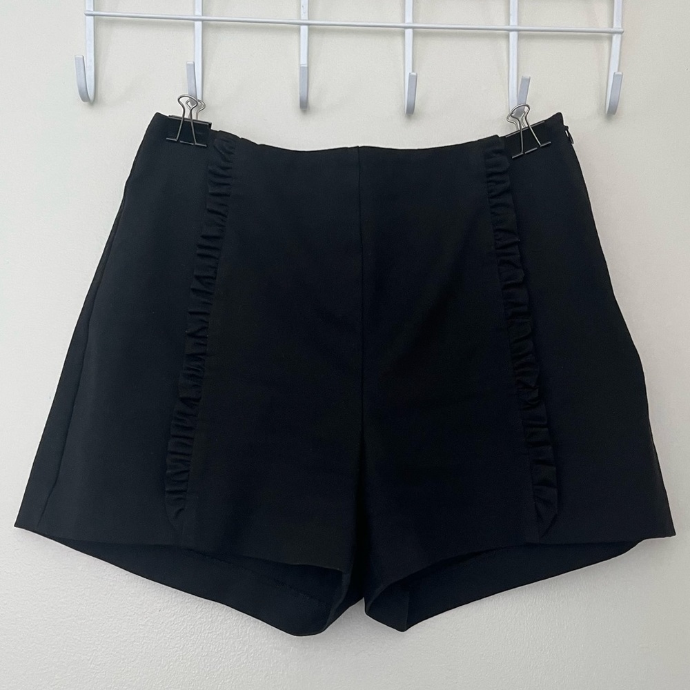 Zara • Black Shorts with Vertical Small Ruffle on Both Sizes of Leg. Size medium